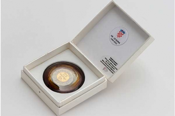 stakleni medaljon,kovanice kune / Glass medallions, Croatian kuna coins